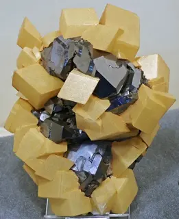 Ferroan calcite-galena (Dalnegorsk Skarn Deposit, Late Cretaceous, 70-90 Ma; 2nd Sovietsky Mine, Dalnegorsk, Russia) 3.jpg