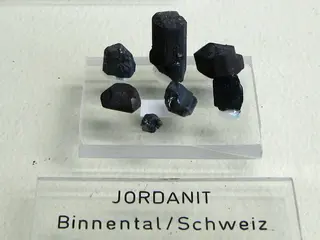 Jordanit - Binnental, Schweiz.jpg