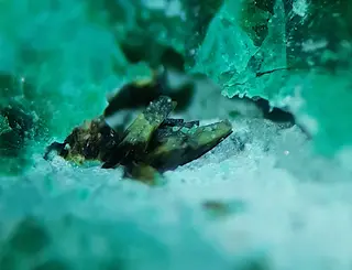 Demesmaekerite crystals partly dehydrated.jpg