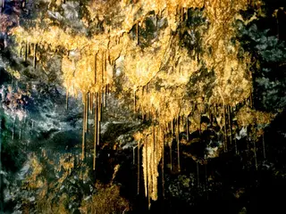 Diadochit-Stalaktiten.jpg