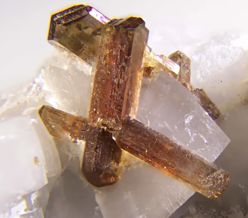 Dissakisite-(Ce).jpg