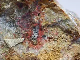 Eglestonit, Cinnabarit (OM1-507A).jpg