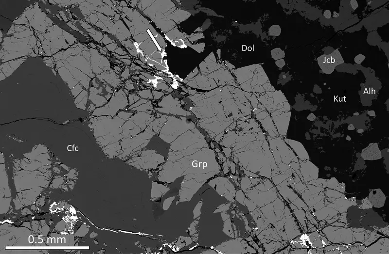 Polished section of a garpenbergite.png