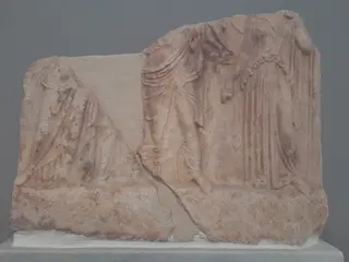 Αναθεματικό ανάγλυφο 420-410 π.Χ. από το Δαφνι, ΕΑΜΑ 1597 02.jpg