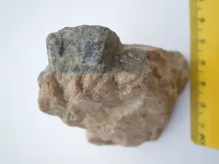 Sekaninaite (cordierite) (Fe2+,Mg)2Al4Si5O18 on pegmatite rock (13403869364).jpg