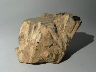 Euxenite - Vegusdal, Norvegia 01.jpg