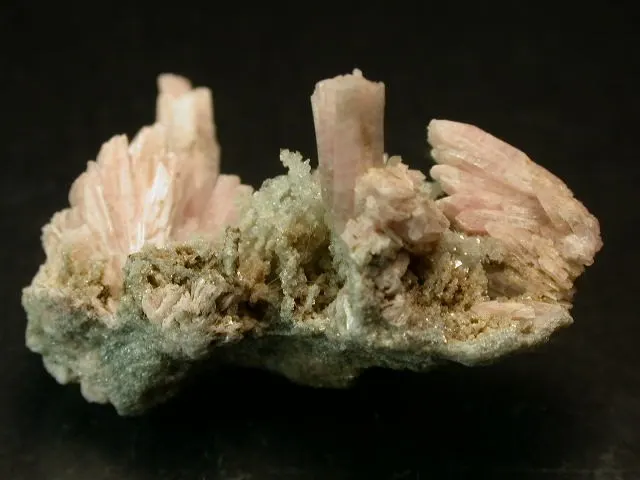 Zoisite (Thulite)-191739.jpg