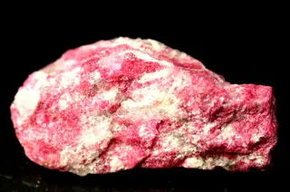 Zoisite (variety thulite)-540386.jpg