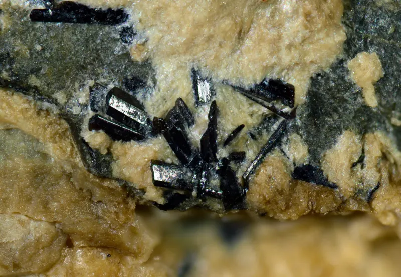 Ferriakasakaite-(La), Ferriandrosite-(La).png