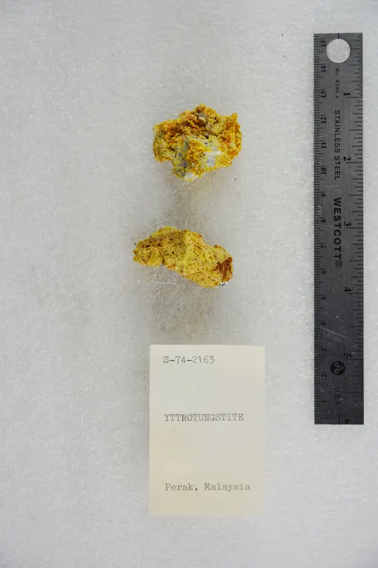 Yttrotungstite (47975520726).jpg