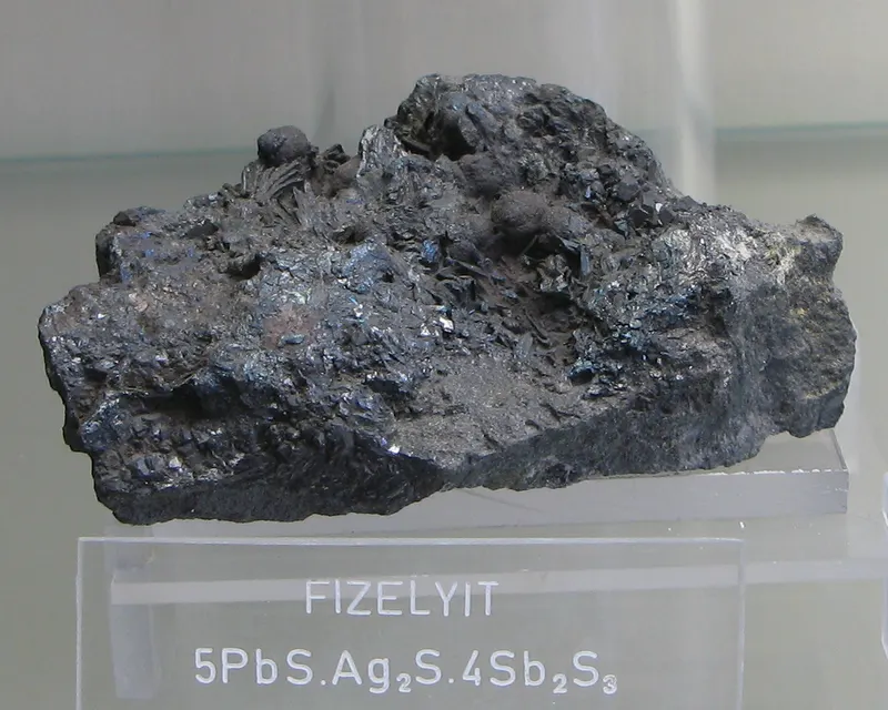 Fizelyit - Mineralmuseum Bonn.jpg