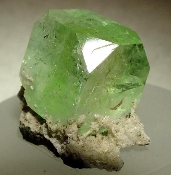 Fluorapophyllite-(Na)