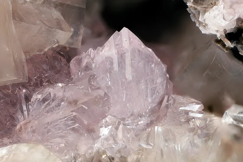 Fluorapophyllite-(NH4)-Stevko.jpg