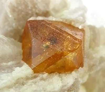 Fluornatromicrolite-257485.jpg
