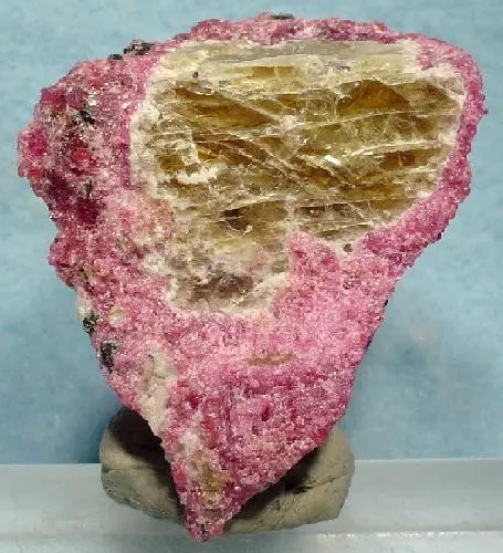 Vlasovite-Gittinsite-Eudialyte-122184.jpg
